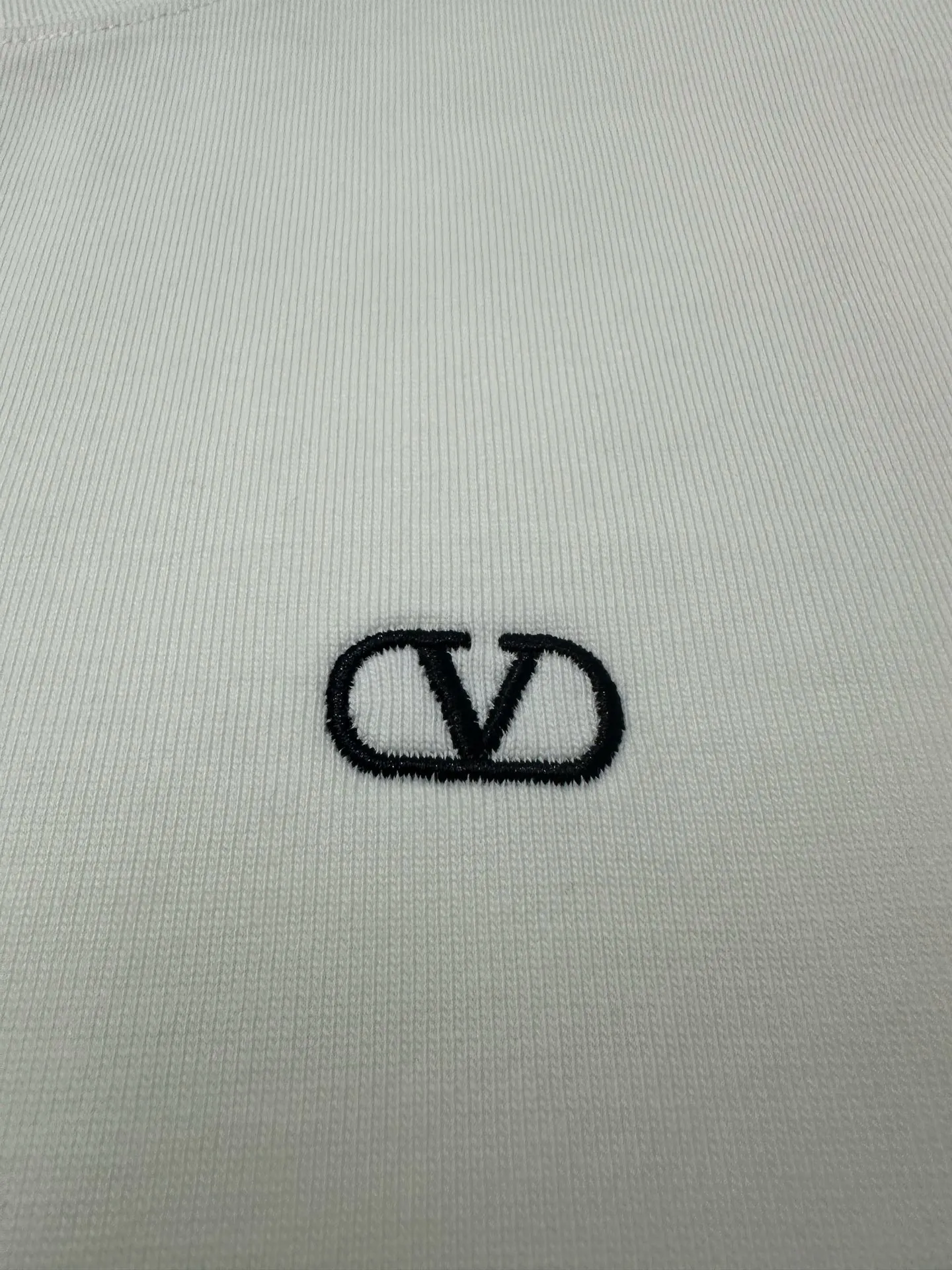 ￼ -Summer New Arrival heavyweight 400g short-sleeved VALENTINO 2ss small logo embroidered short-sleeved T-shirt Fabric: Made of high-definition super heavyweight cotton double yarn compact Xinjiang cotton, weight 400g, with 2*2 Salona rib 420g, clean cloth surface, clear cloth texture, tight feel, stiffness, high color fastness, no shape change, no Color Change, custom hardware Thread Accessories Alignment Men's and Women's Same Style -Color: Black White Blue -Size: XS S M L XL
